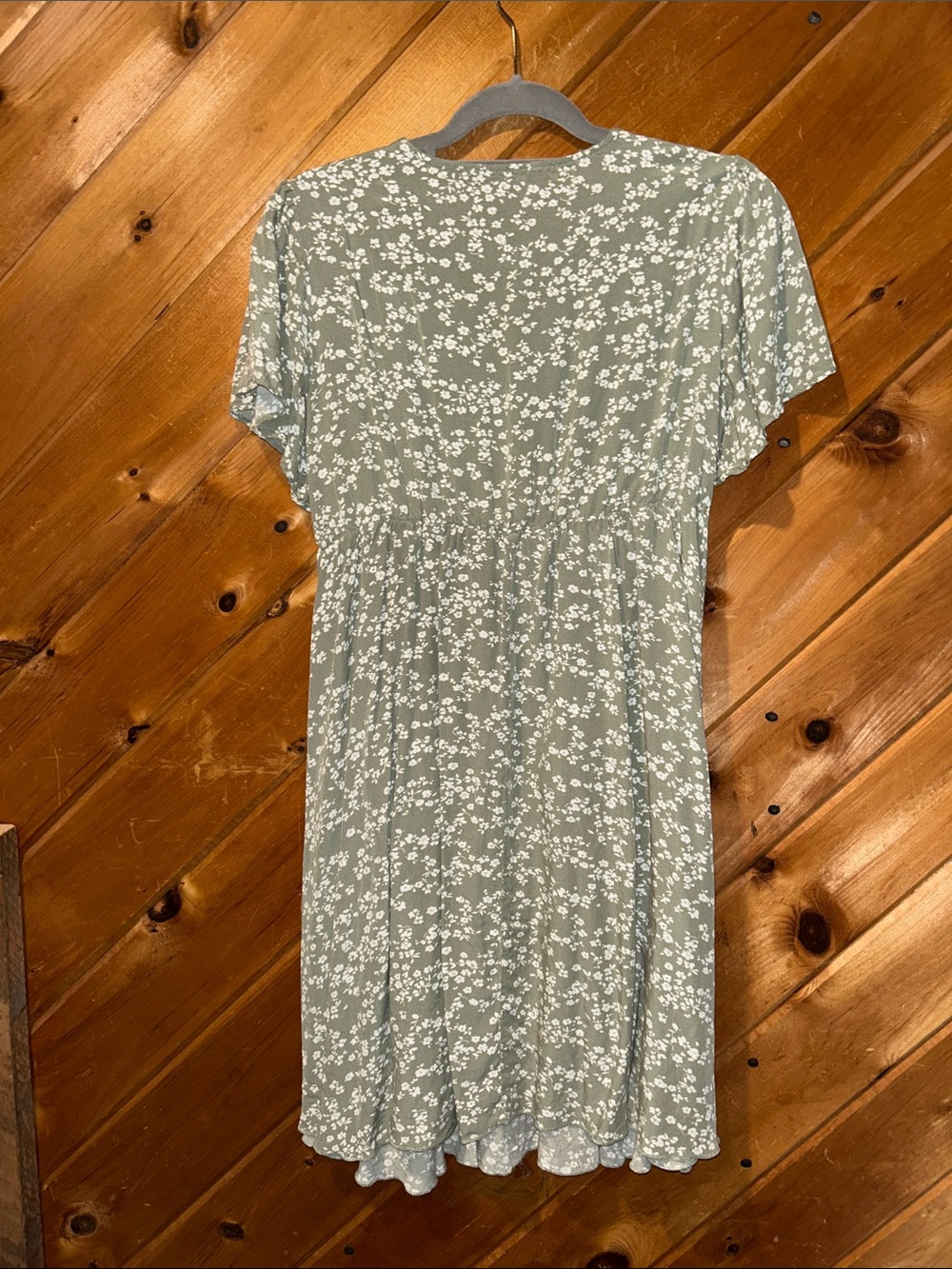 Bloomchic sage green ditsy floral wrap-style short-sleeve dress - Picture 5 of 5